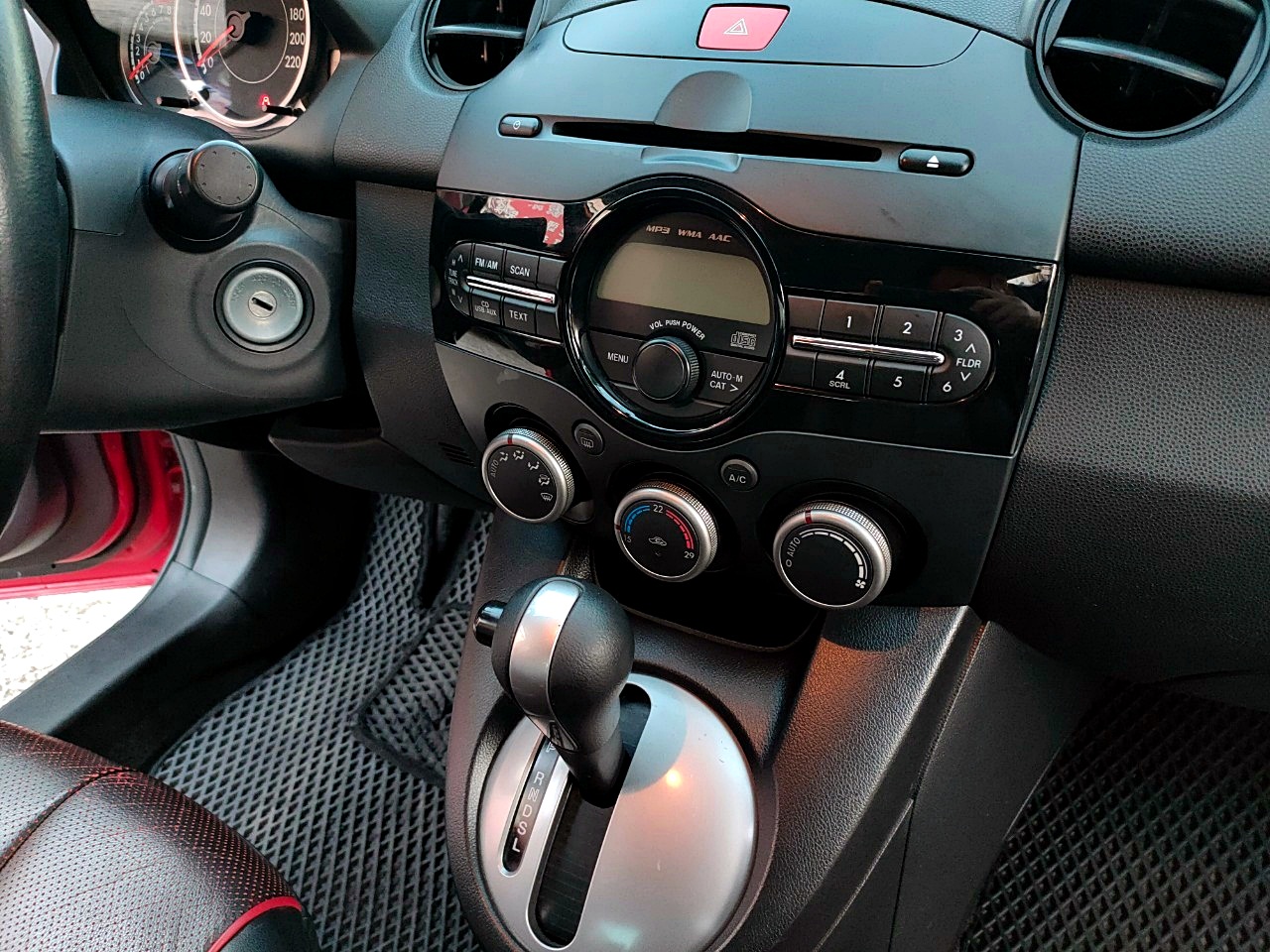 2014 MAZDA MAZDA2 紅 中古車實車細節 10｜百度汽車