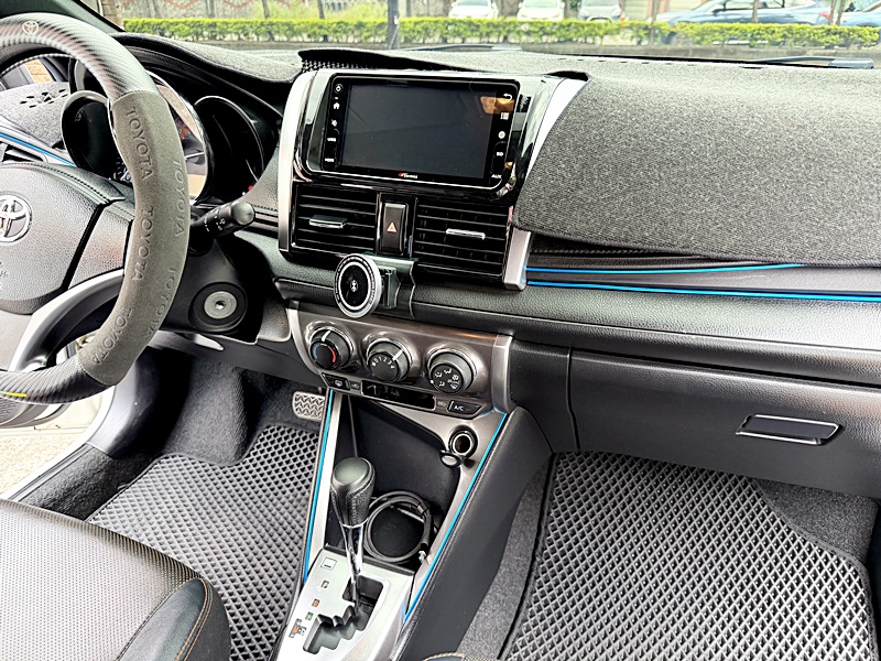 2017 Toyota Yaris 白 中古車實車細節 10｜百度汽車