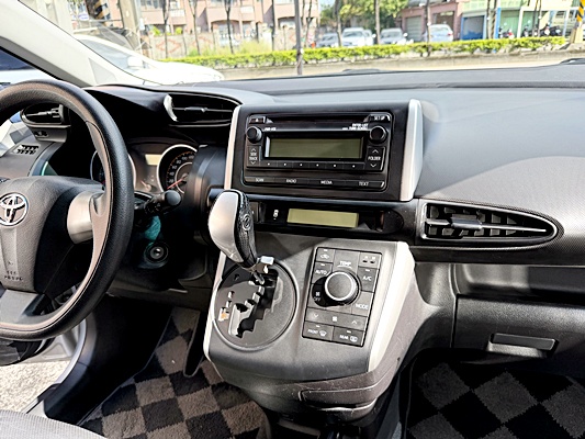 2013 TOYOTA WISH 銀 中古車實車細節 11｜百度汽車