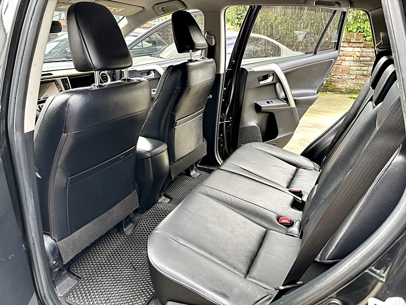 2015 TOYOTA RAV4 黑 中古車實車細節 6｜百度汽車
