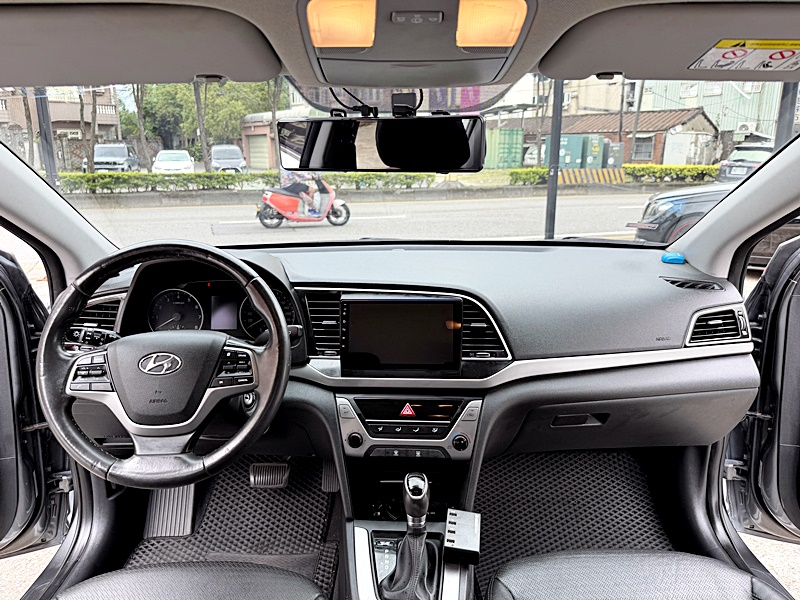 2017 Hyundai Elantra 白 中古車實車細節 13｜百度汽車