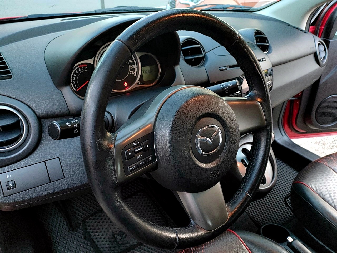 2014 MAZDA MAZDA2 紅 中古車實車細節 9｜百度汽車