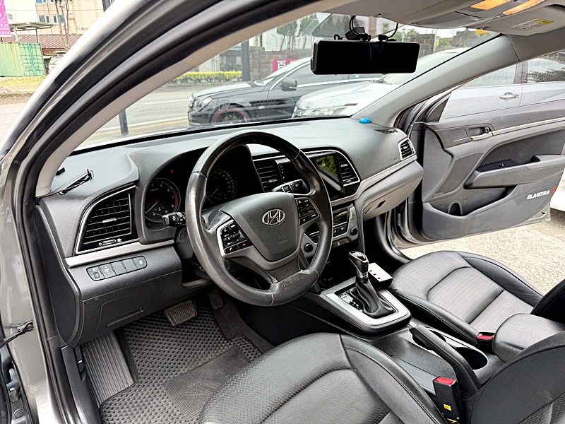 2017 Hyundai Elantra 白 中古車實車細節 5｜百度汽車