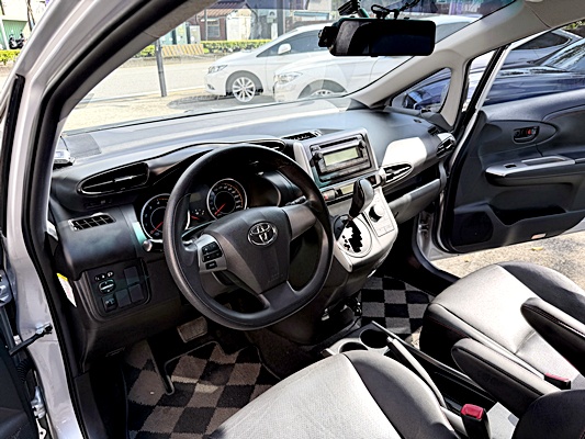 2013 TOYOTA WISH 銀 中古車實車細節 5｜百度汽車