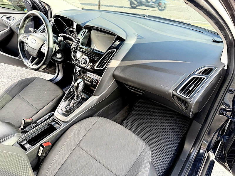 2016 FORD FOCUS-5D 黑 中古車實車細節 7｜百度汽車