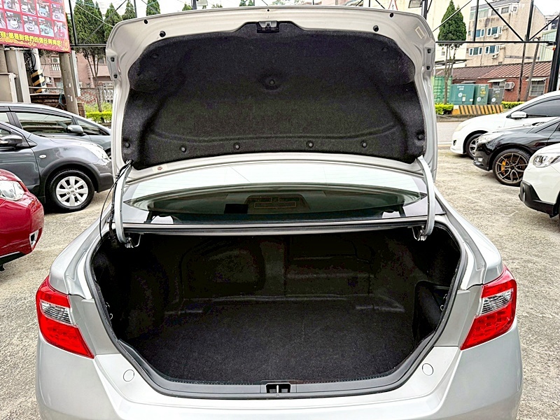 2013 Toyota Camry 銀 中古車實車細節 17｜百度汽車