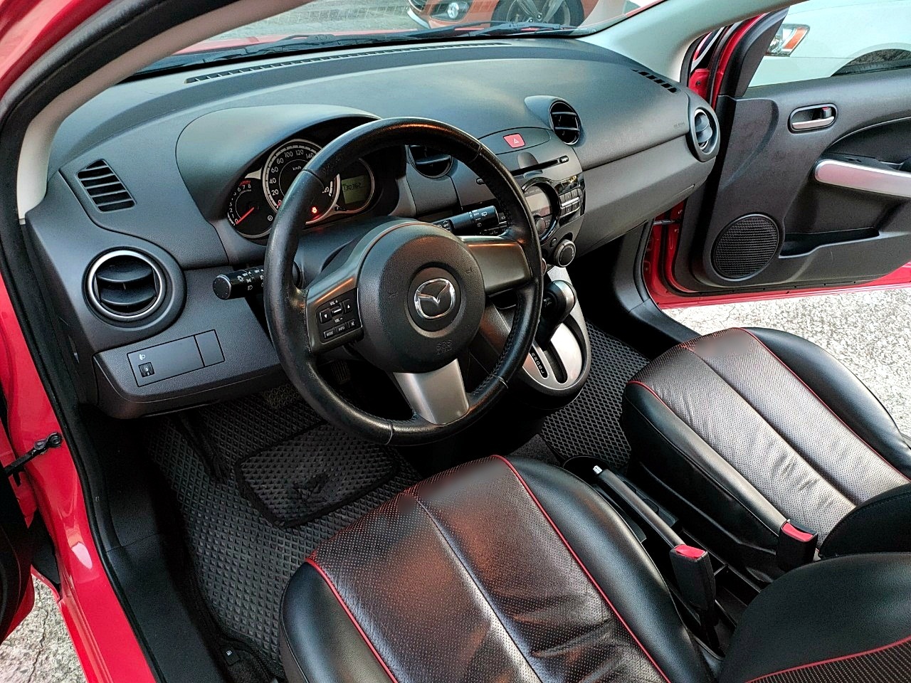 2014 MAZDA MAZDA2 紅 中古車實車細節 7｜百度汽車